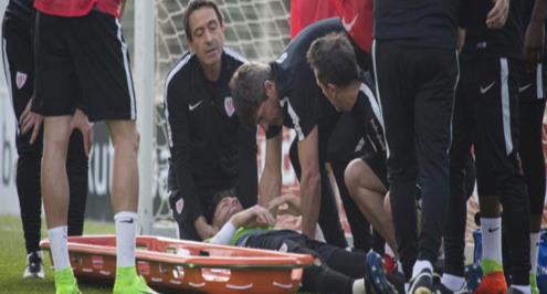 بالفيديو.. حارس بلباو يتعرض لإصابة "مرعبة" على طريقة توريس